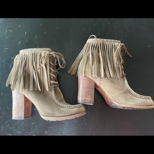 FRYE FRINGE BOOTS SIZE 9